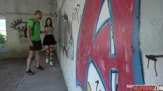 Худая русская студентка в гетрах трахается с парнем под мостом на улице