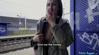 Русский пикапер заплатил незнакомке за минет на железнодорожной станции