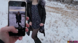 Светловолосая русская девушка ебется с парнем на морозе