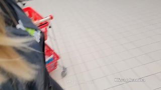 Рыжеволосая девушка делает в супермаркете минет с окончанием на лицо