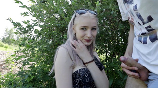 Русская девушка отсосала парню и дала кончить в рот после концерта