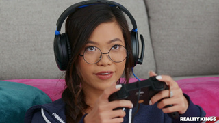 Милфа лесбиянка отвлекла геймершу от PlayStation своей сладкой киской