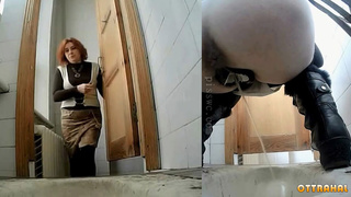 Рыжую учительницу подловили в туалете скрытой камерой