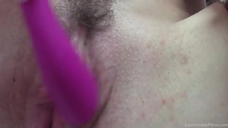 Малышка снимает на камеру свою мастурбацию