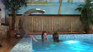 Русские лесбиянки целуются и делают куни в бассейне
