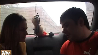 Русская студентка катается в машине и сосет у парней