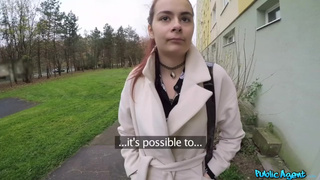Русская студентка в Праге разделась в подъезде и отсосала прямо на лестнице