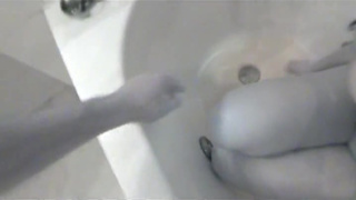 Дрыщуган ебет свою курву в ванной стоя от первого лица, отличное зрелище