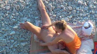 Секс бисексуалов втроем на пляже