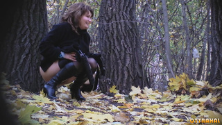 Писсинг взрослой тетки в лесу парка на скрытую камеру