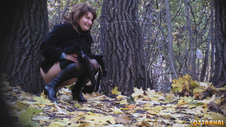 Писсинг взрослой тетки в лесу парка на скрытую камеру