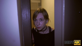 Чувак ебет русскую молодую девку раком на диване за долги по квартире