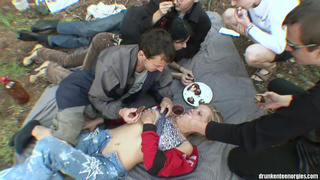 Пьяные студенты на пикнике устроили горячую оргию
