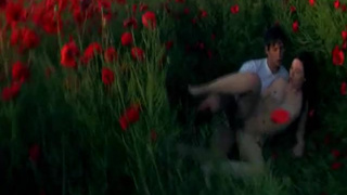 Нежный секс подростков в поле с цветами
