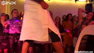 Молодые девки сосут у мужиков на секс вечеринке