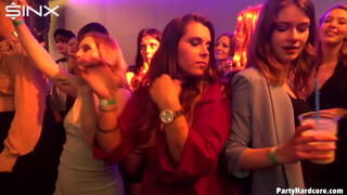 Молодые девки сосут у мужиков на секс вечеринке