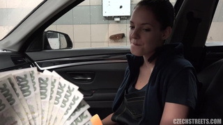 Молодая автомойщица согласилась за деньги сосать и ебаться с клиентом