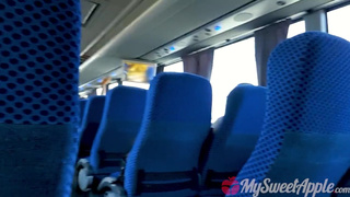 Девушка сосет член парня в общественном автобусе