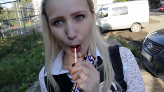 Молодая русская блондинка любит не только сладости, но и секс с взрослыми мужиками