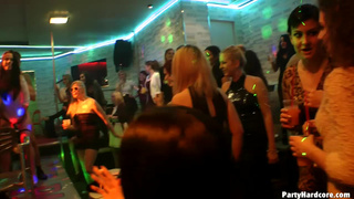 Стриптизеры на вечеринке устроили групповой секс с девушками