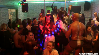 Стриптизеры на вечеринке устроили групповой секс с девушками