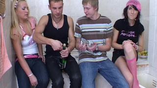 Русские парни устроили жаркую групповуху со студентками