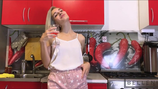 Выпила с бывшим и после минета дала в попку на кухне - русская порнушка