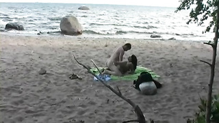 Молоденькая пара на пляже занимается сексом