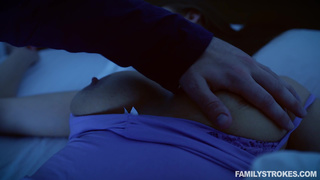 Небритый сын трахает мамочку с большой грудью при спящем отце