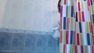 Очкастая девушка моется в ванной