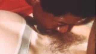 Женщина отсасывает болт и ебется с мужчинами (ретро видео)