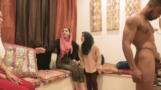 Мусульманки сосут член подкачанного араба и дают в киски