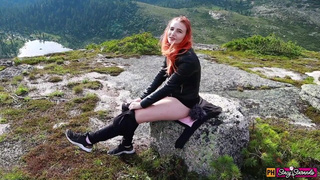 Рыжая русская девка дрочит киску, взобравшись на высокую гору