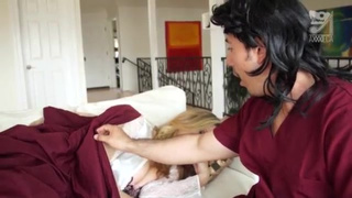 Медицинский работник ебёт заболевшую мамку с большими сиськами