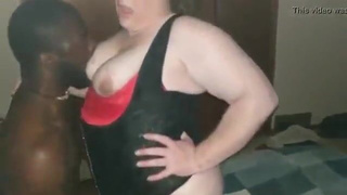 Межрасовый кримпай зрелой жены-толстушки в любительском видео
