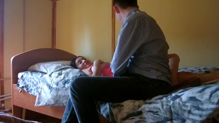Зрелая русская брюнетка трахается с молодым в гостинице