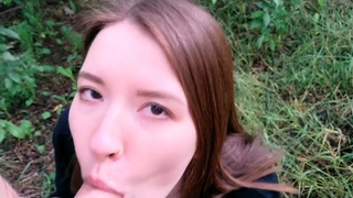 Русская туристка сосет член и трахается в лесу с пикапером