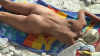 Длинноногая малышка на пляже сосёт у пацыка и насаживается пилоткой на его писюн