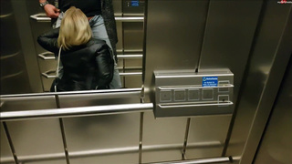 Секс в лифте с немецкой смазливой давалкой