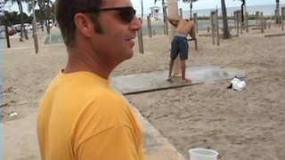 Мужчина в возрасте снял красотку на пляже и выебал ее