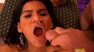 Белый турист кончает в рот арабке после вагинальной ебли