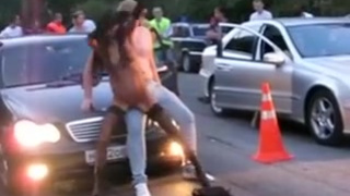 Красивая голая девушка показывает себя прямо на дороге