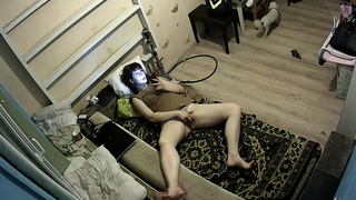 Горячая милфа мастурбирует на кровати перед скрытой камерой