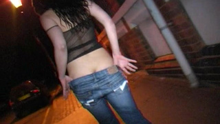 Молодая проститутка на улице делает минет крупным планом