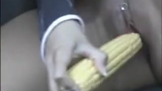 Зрелая женщина трахает себя в вагину кукурузой