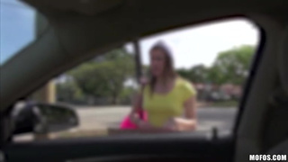Симпатичная девушка в кепке трахается со своим молодым парнем возле машины