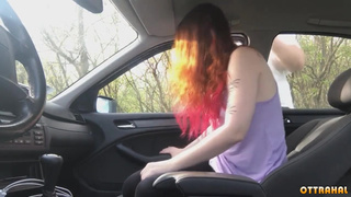 Рыжая хуесоска посасывает хуец на природе в машине