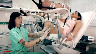 Тёмноволосая пациентка на приеме у гинеколога широко раздвигает ножки