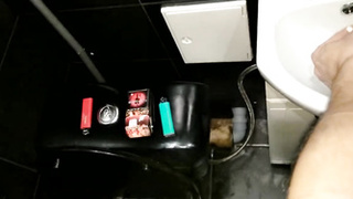 Русское порно в туалете с писающей и курящей студенткой крупным планом