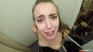 Симпатичная шлюшка ебется с незнакомцем в лифте